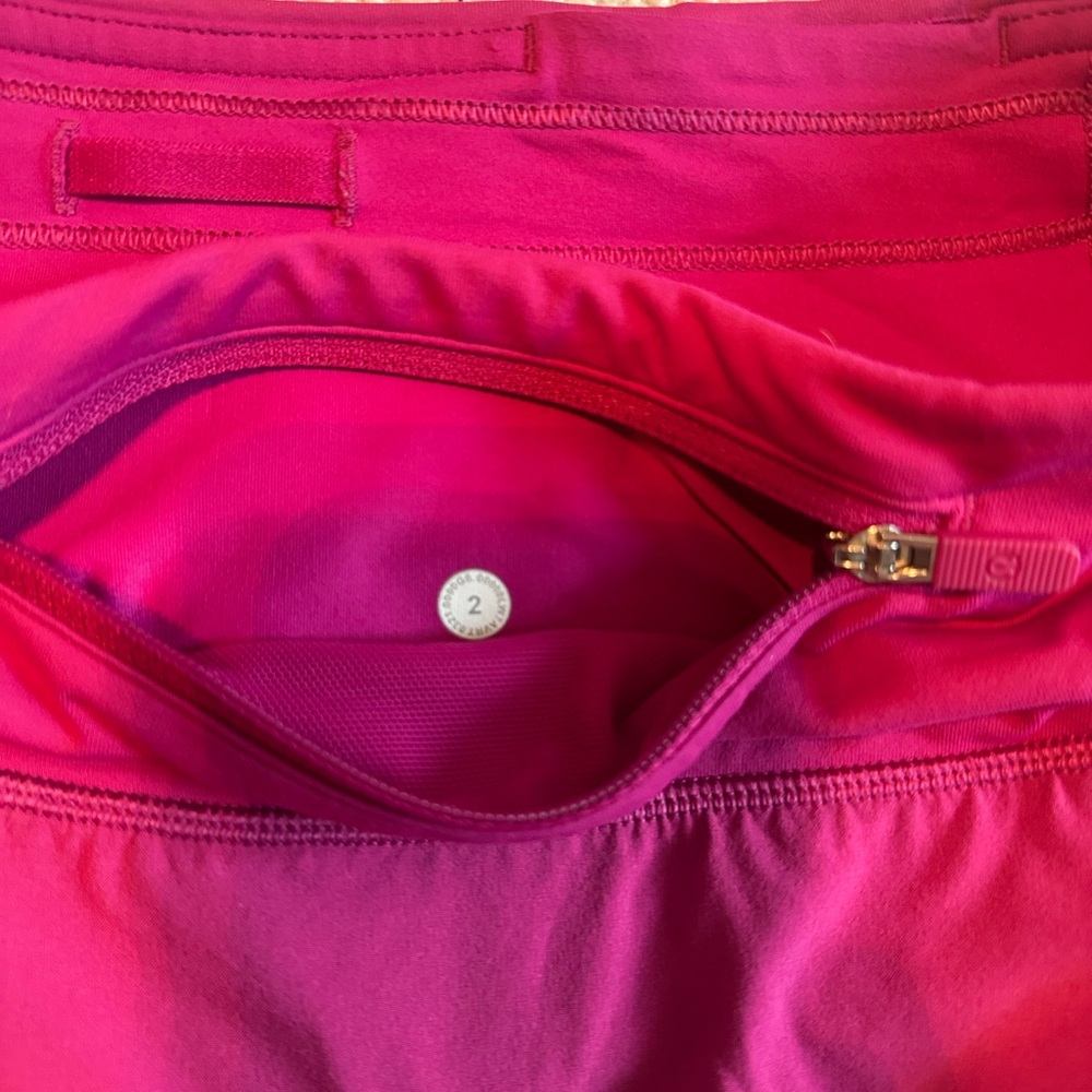 Lululemon Hotty Hot 2.5 inch Shorts Size 2 - Picture 3 of 3